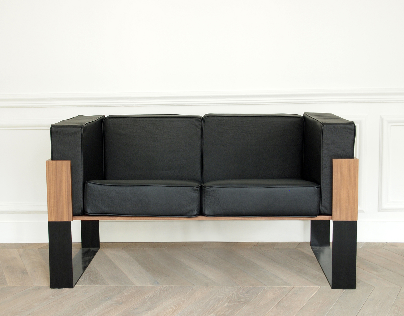 Sofa in leather, wood and metal