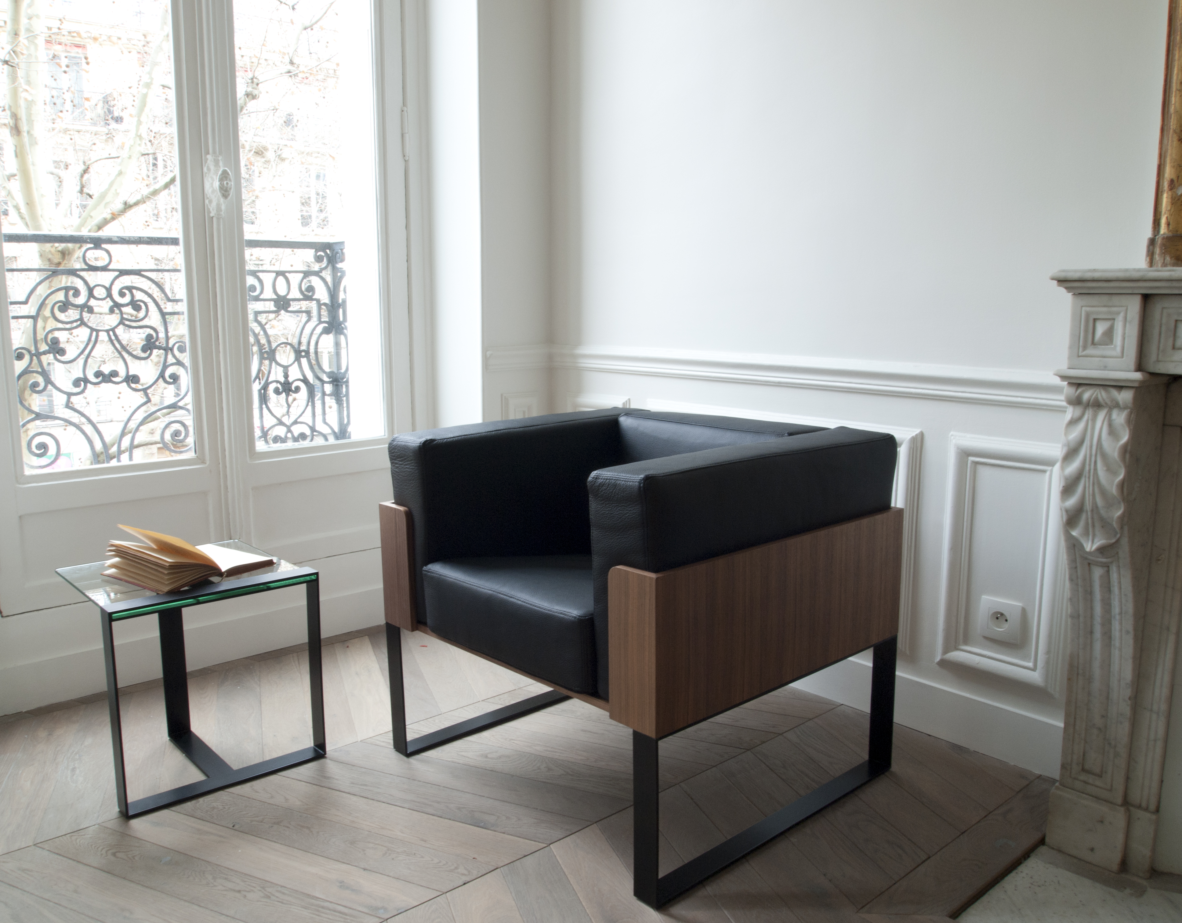 Fauteuil design cuir noir, bois et métal noir style vintage années 50 moderniste épuré corbusier LC2 bauhaus par Alex de Rouvray