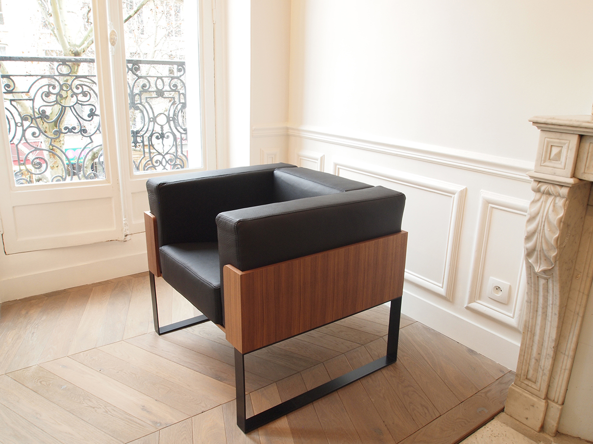 Fauteuil design vintage Séverin en bois cuir et métal