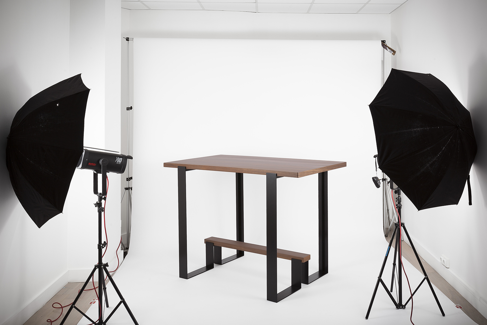 Bar in wood and steel