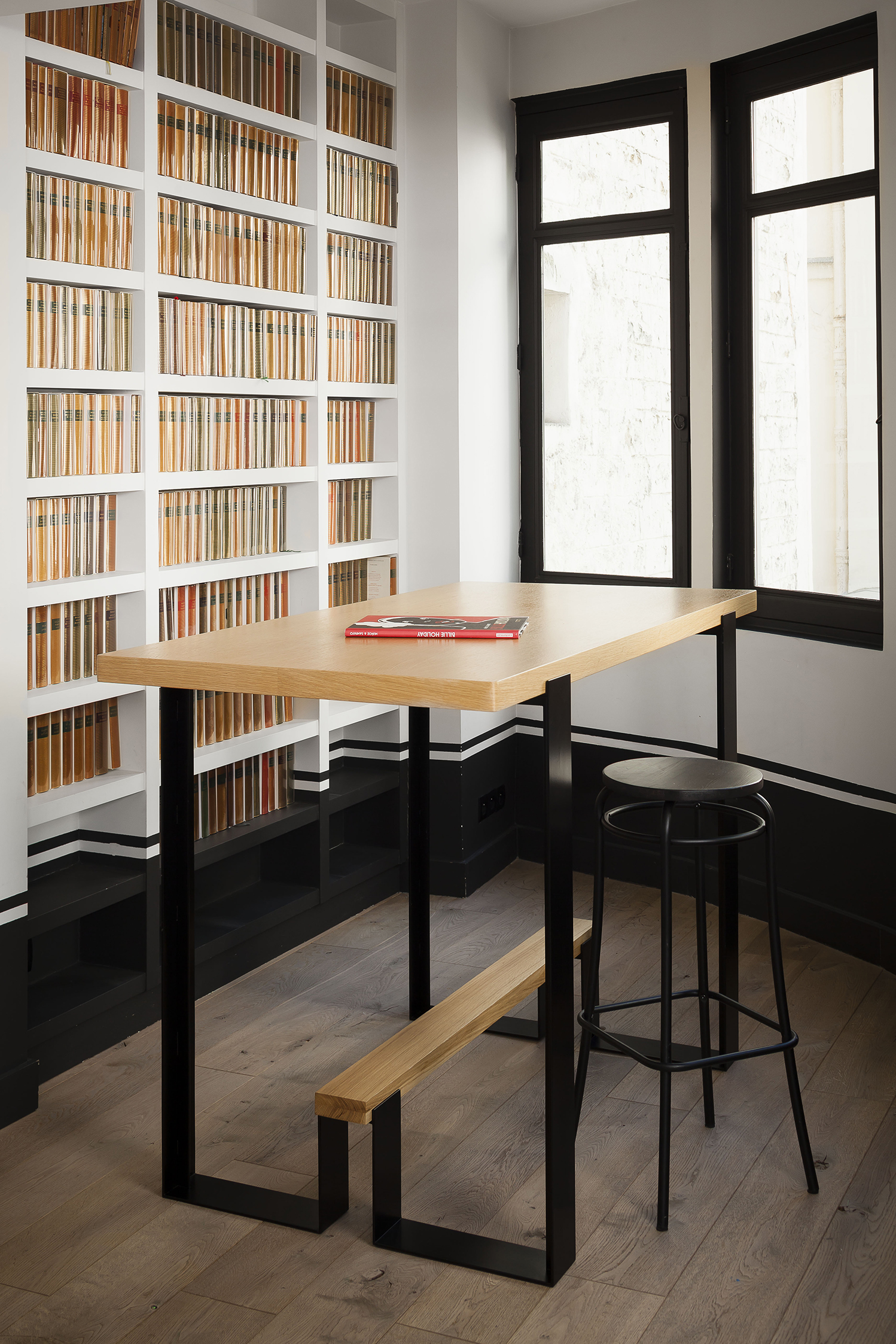 Bar in wood and steel