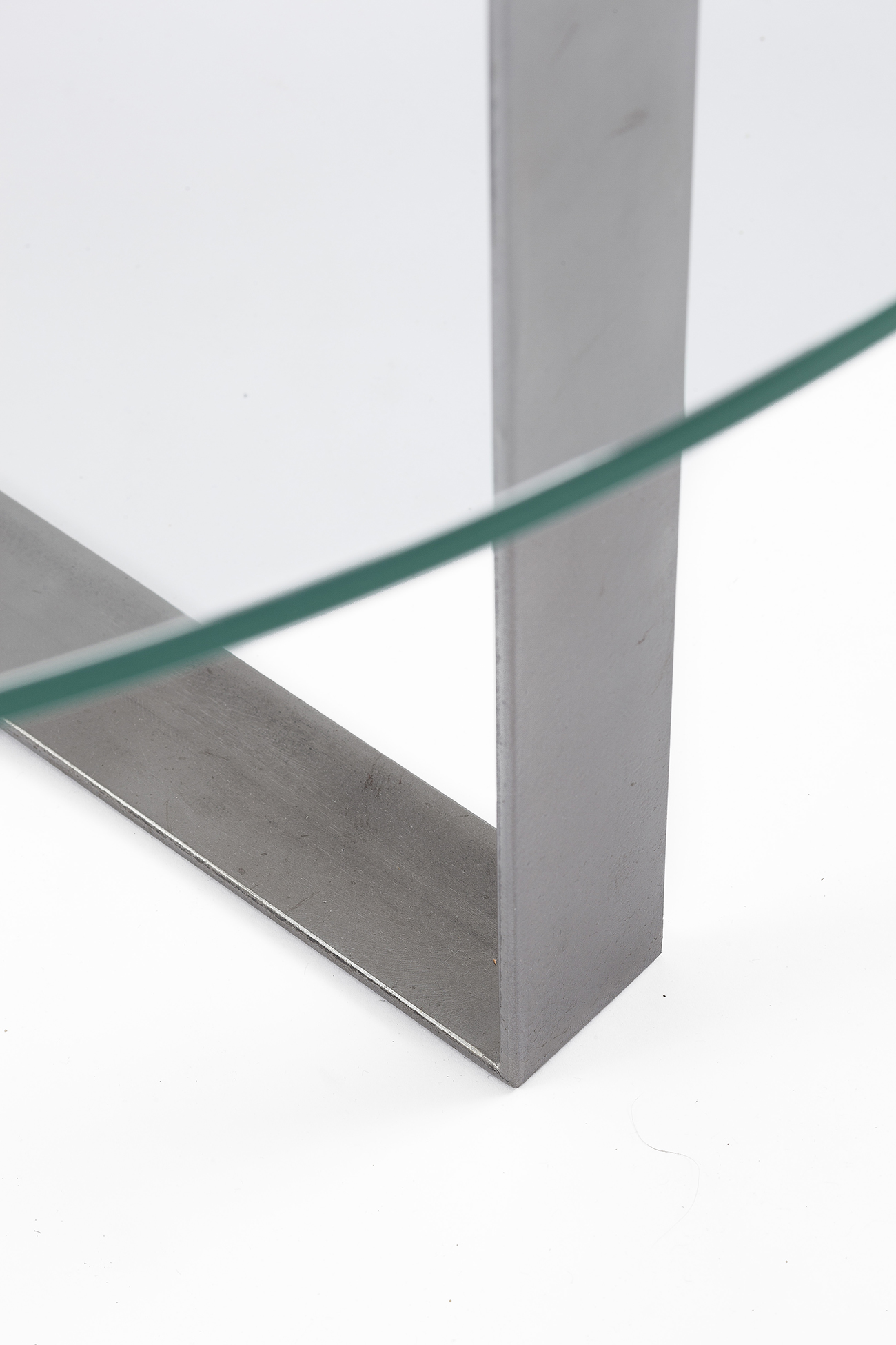 Round coffee table in metal and glass