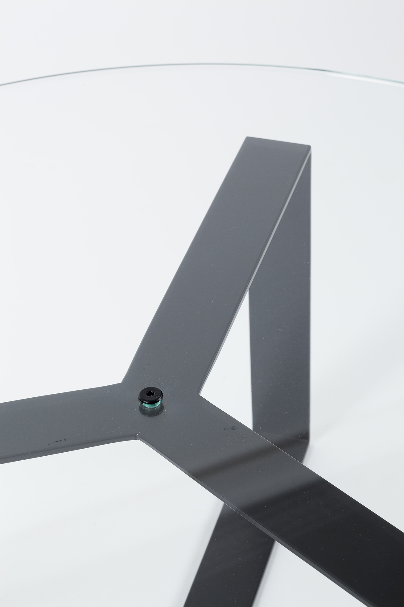 Round coffee table in metal and glass