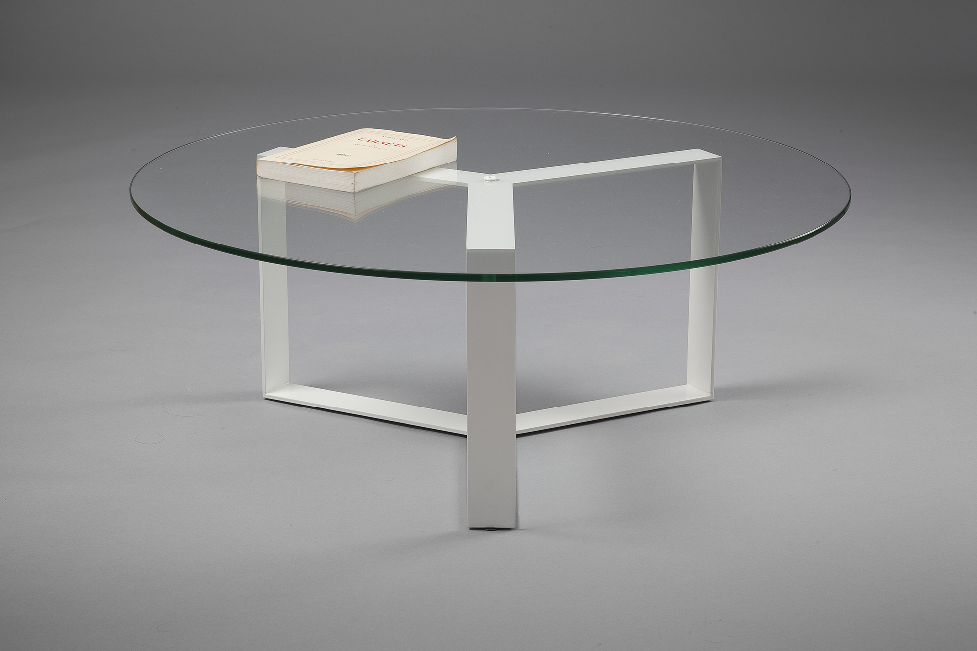 Round coffee table in metal and glass