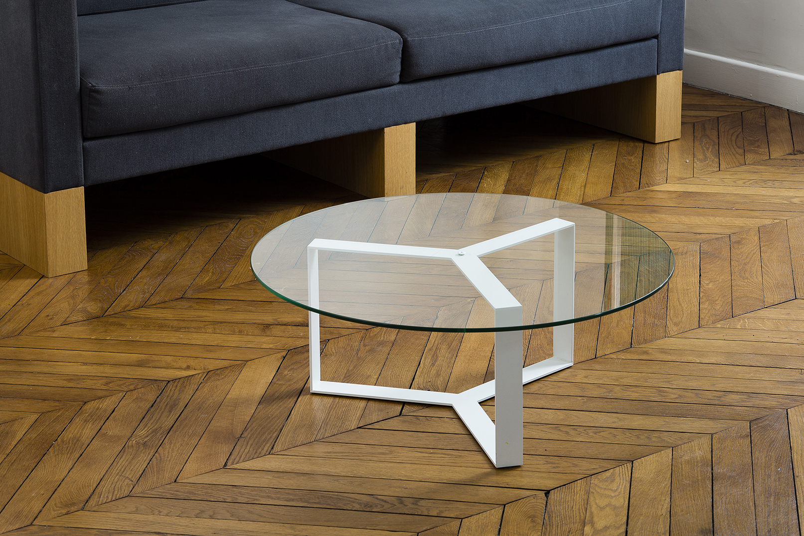 Round coffee table in metal and glass