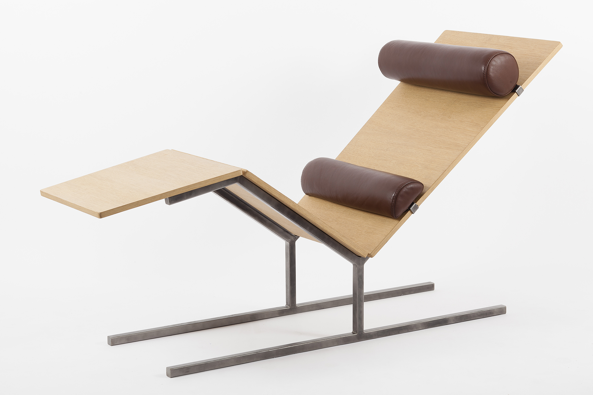 Chaise longue design en bois, cuir et métal