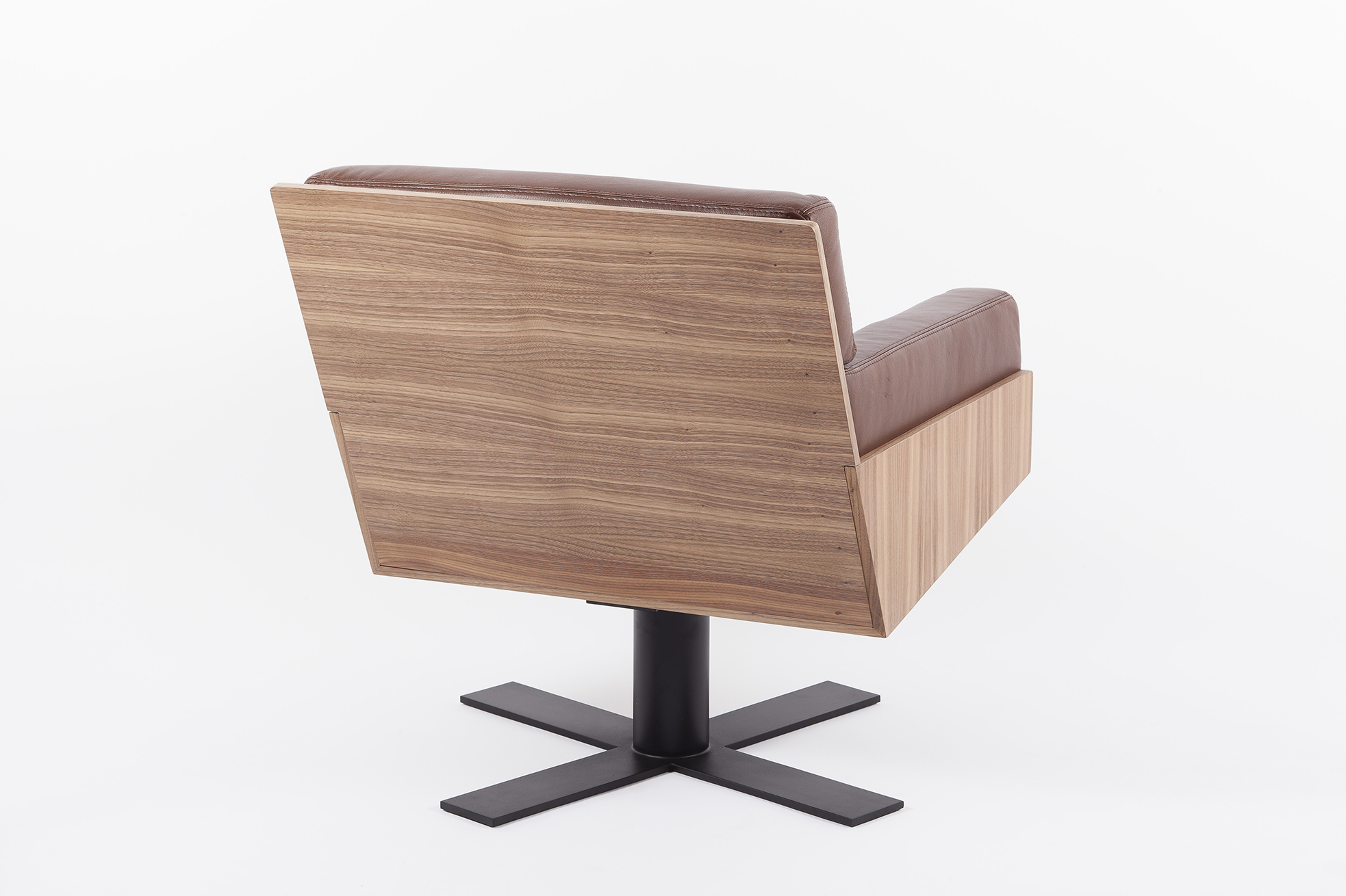 Armchair in leather and wood