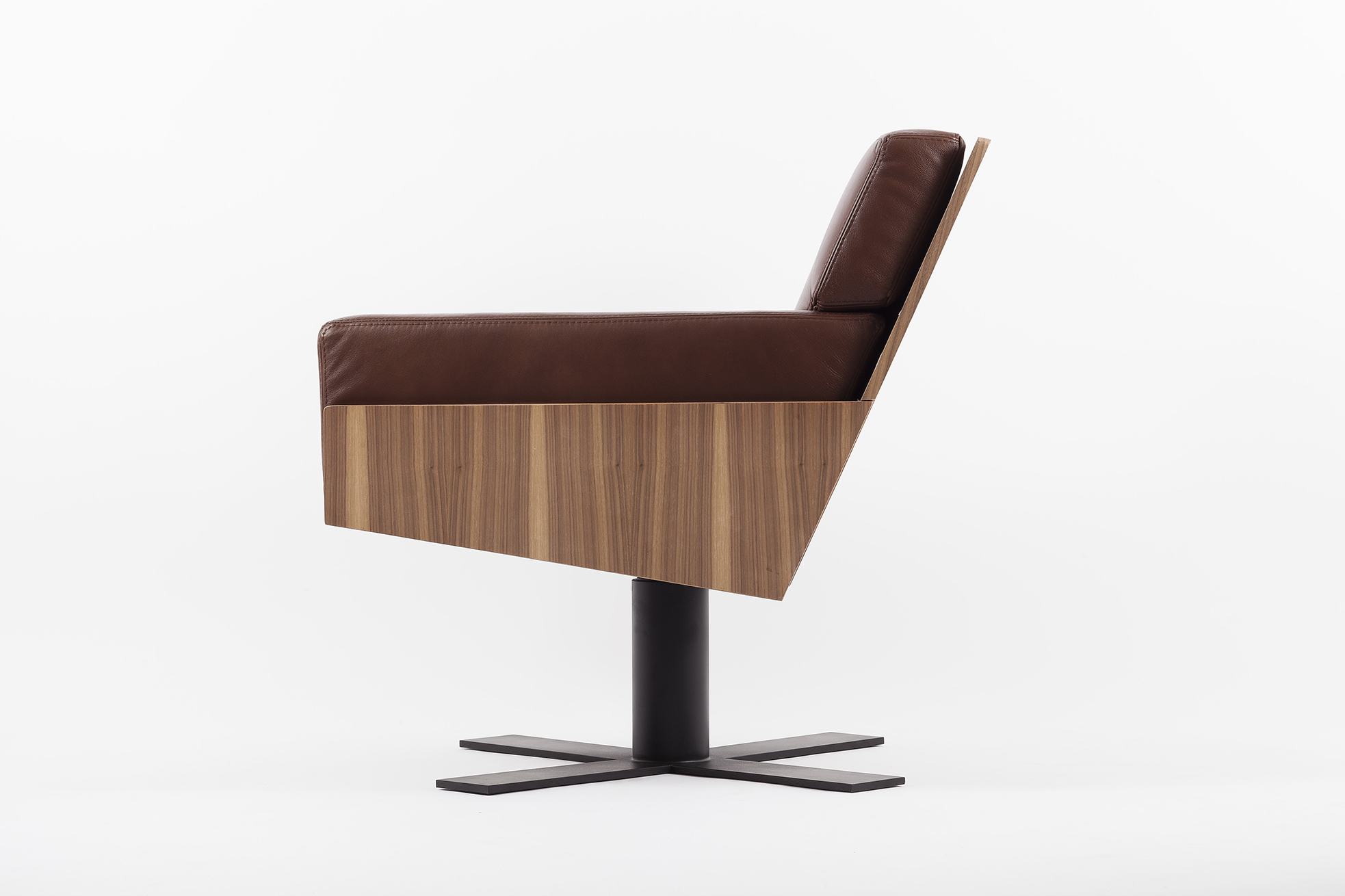 Armchair in leather and wood