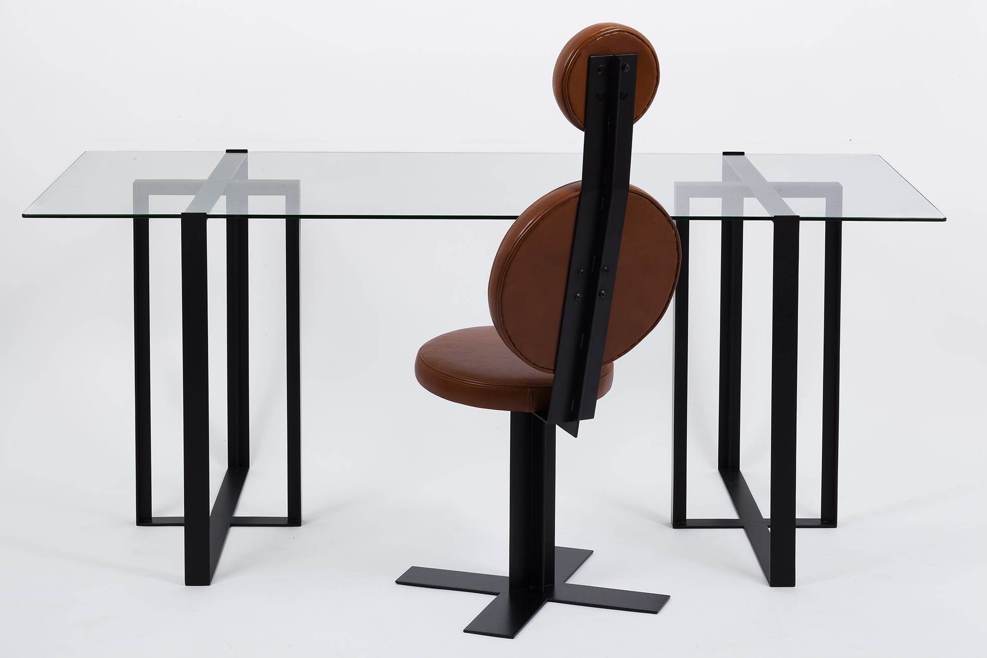 Designer office chair in leather and steel Designer office chair in leather and steel