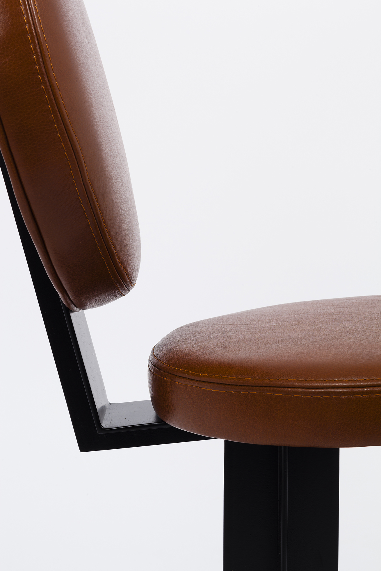 Designer office chair in leather and steel Designer office chair in leather and steel