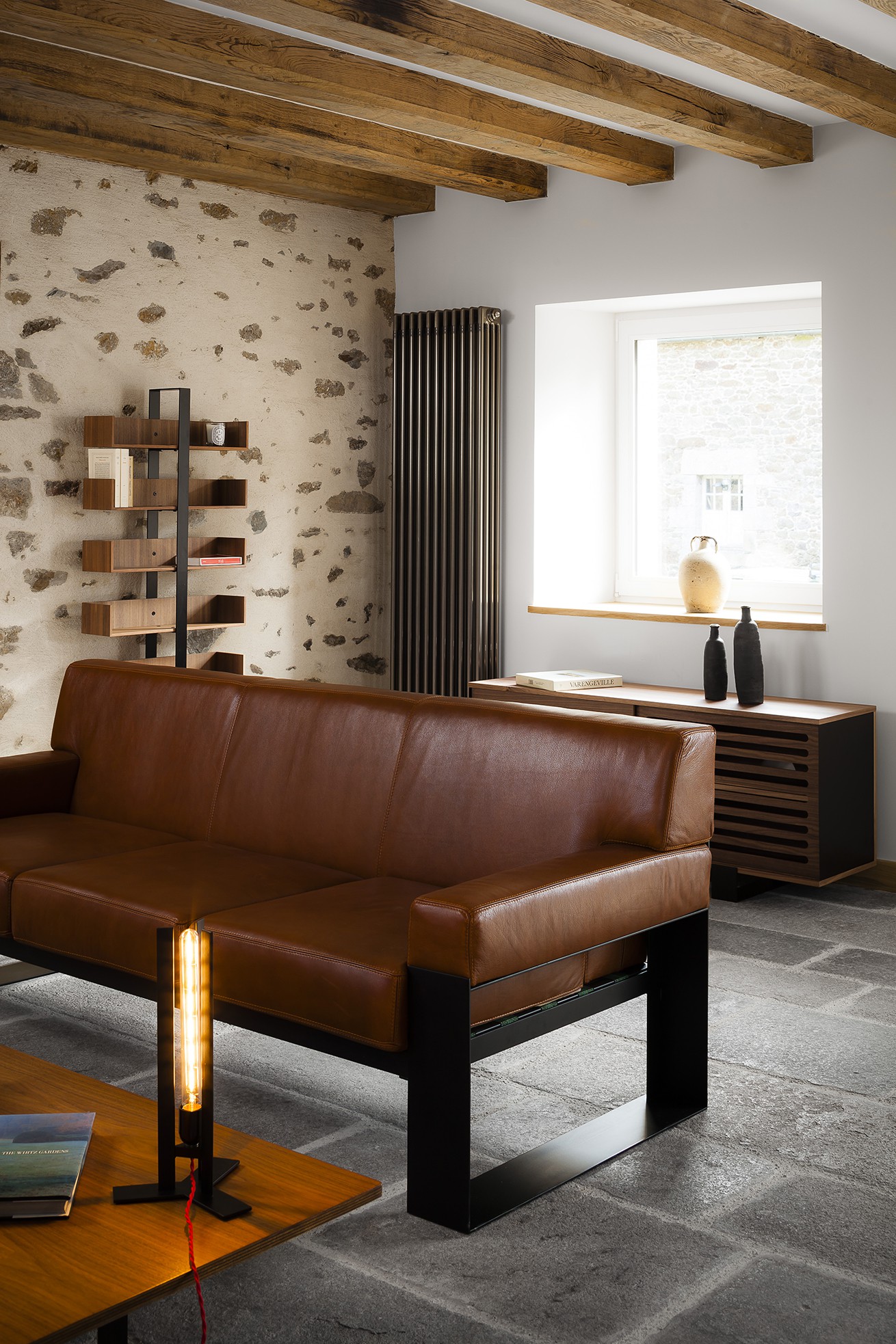 Sofa in leather and metal Sofa in leather and metal