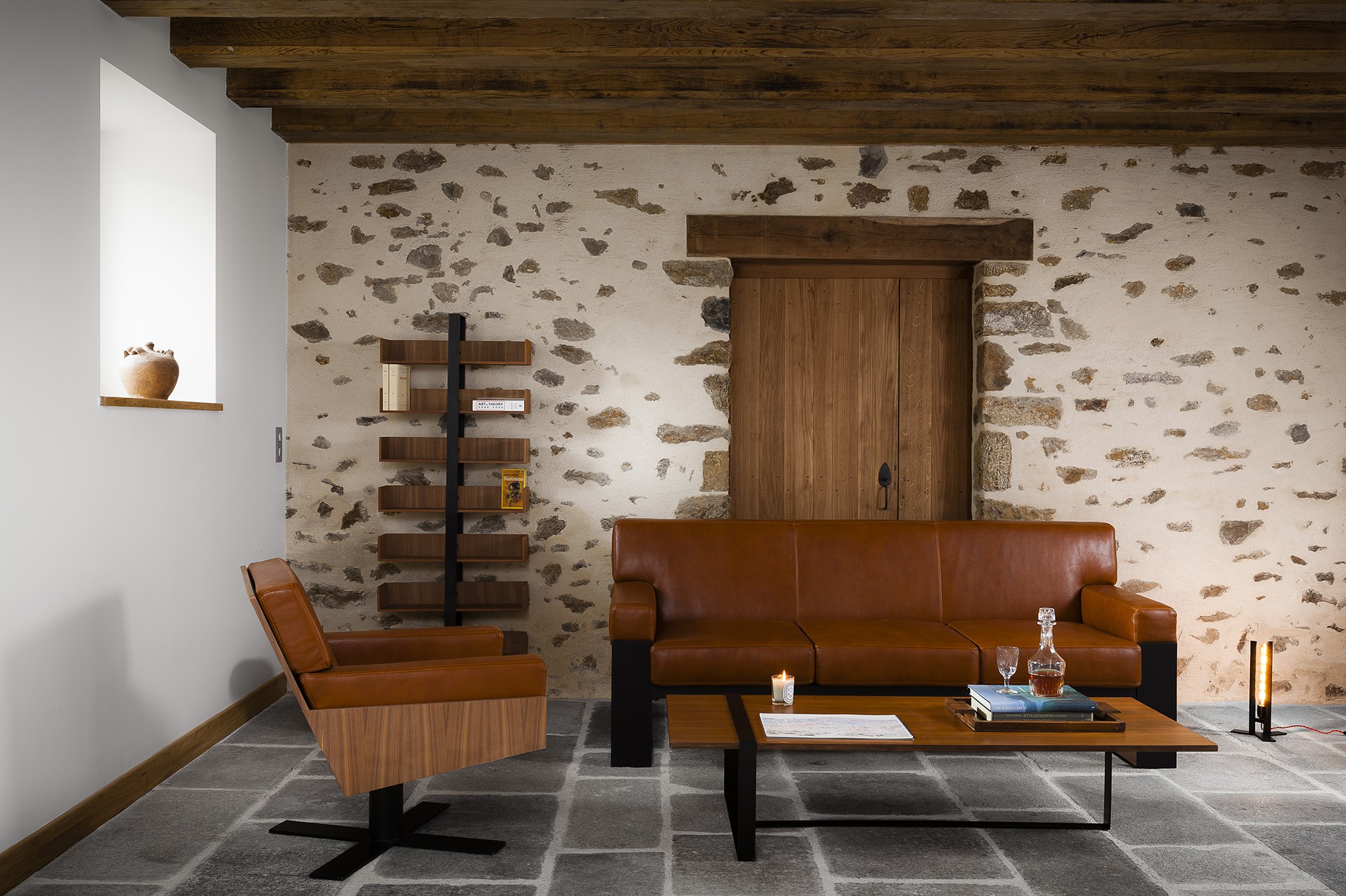 Couch in leather and metal Couch in leather and metal