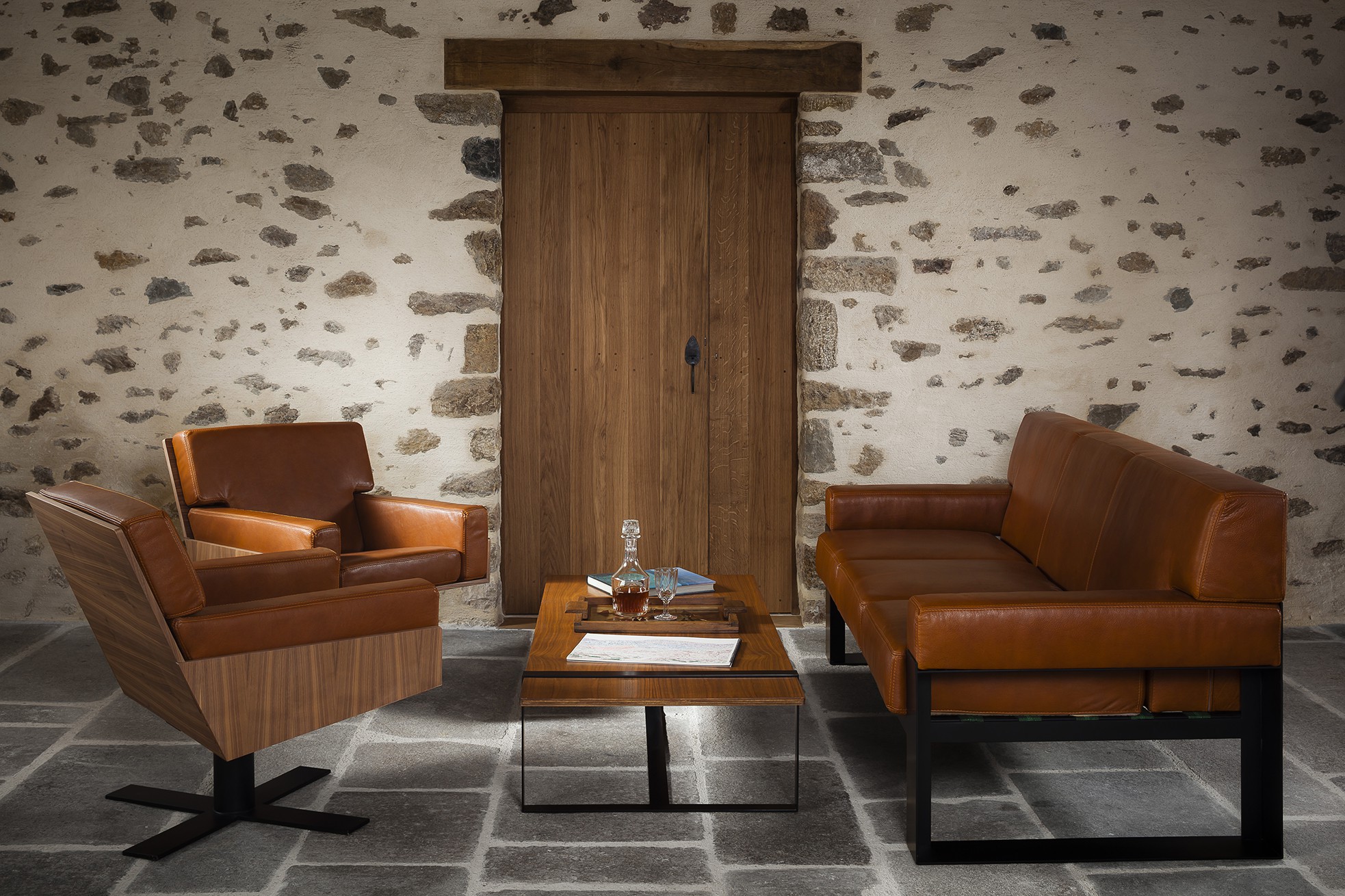 Sofa in leather and metal Sofa in leather and metal