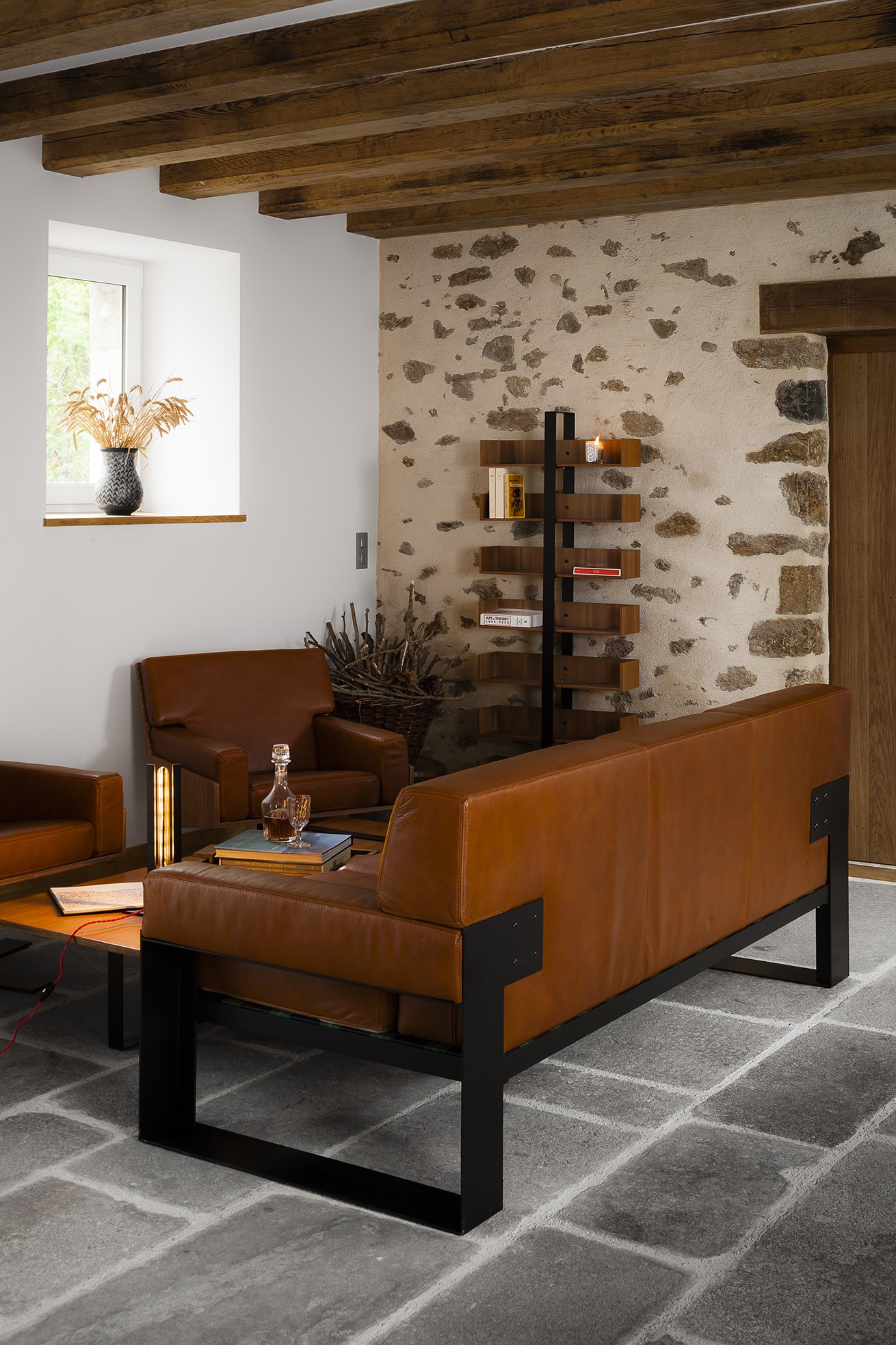 Couch in leather and metal Couch in leather and metal