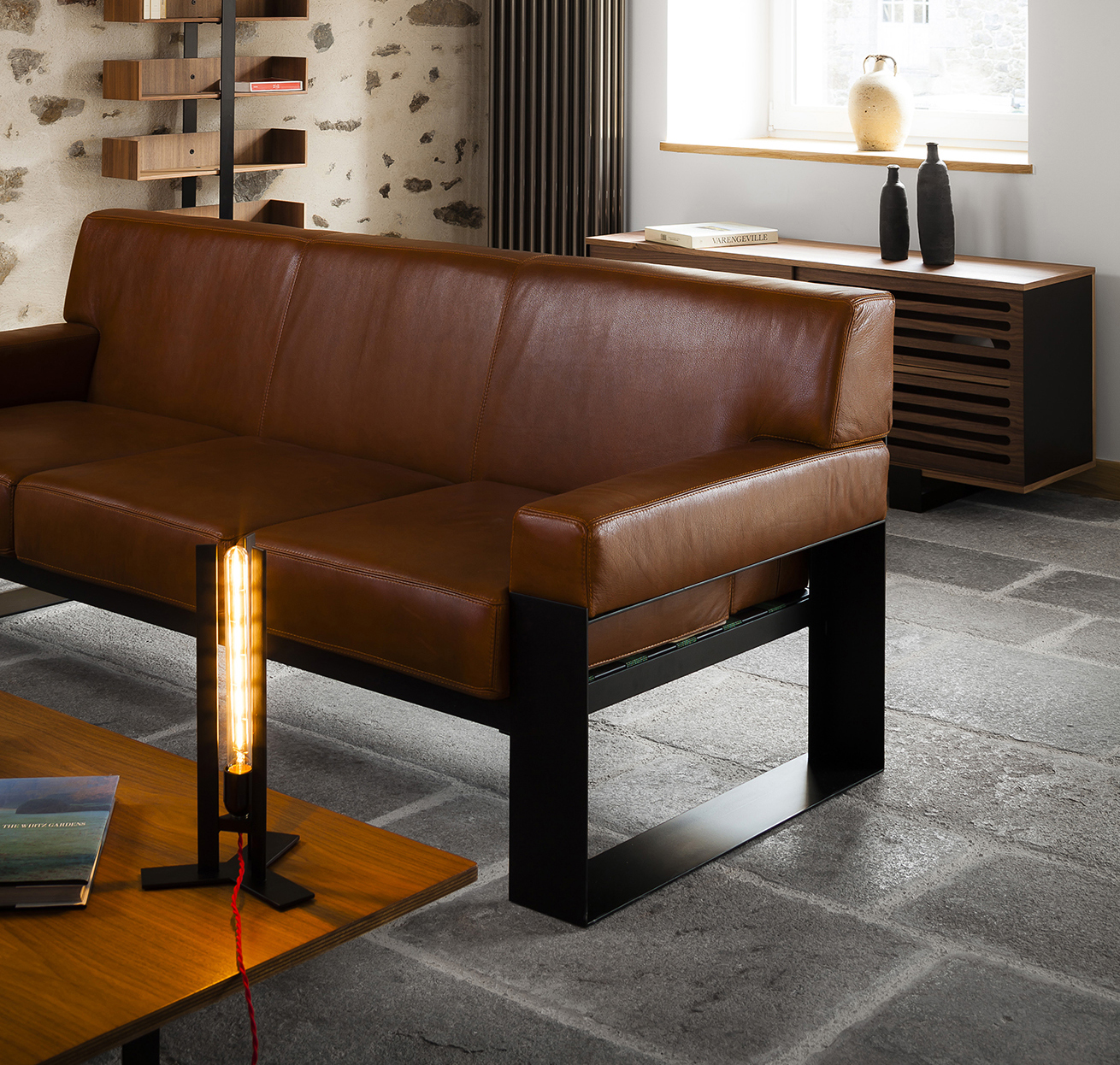 Sofa in leather and metal Sofa in leather and metal