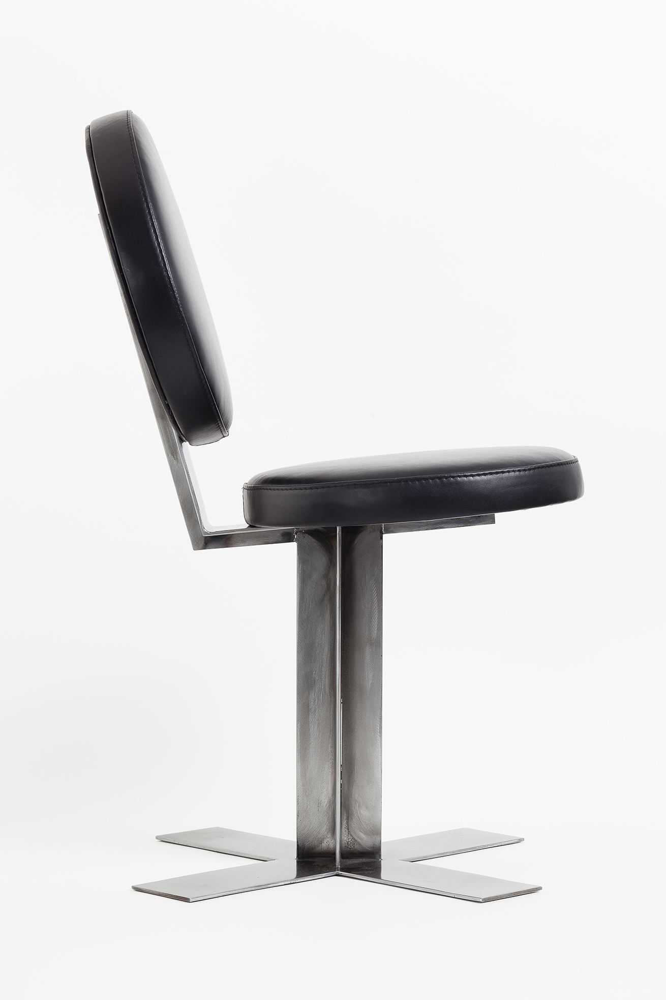 Designer office chair in leather and metal