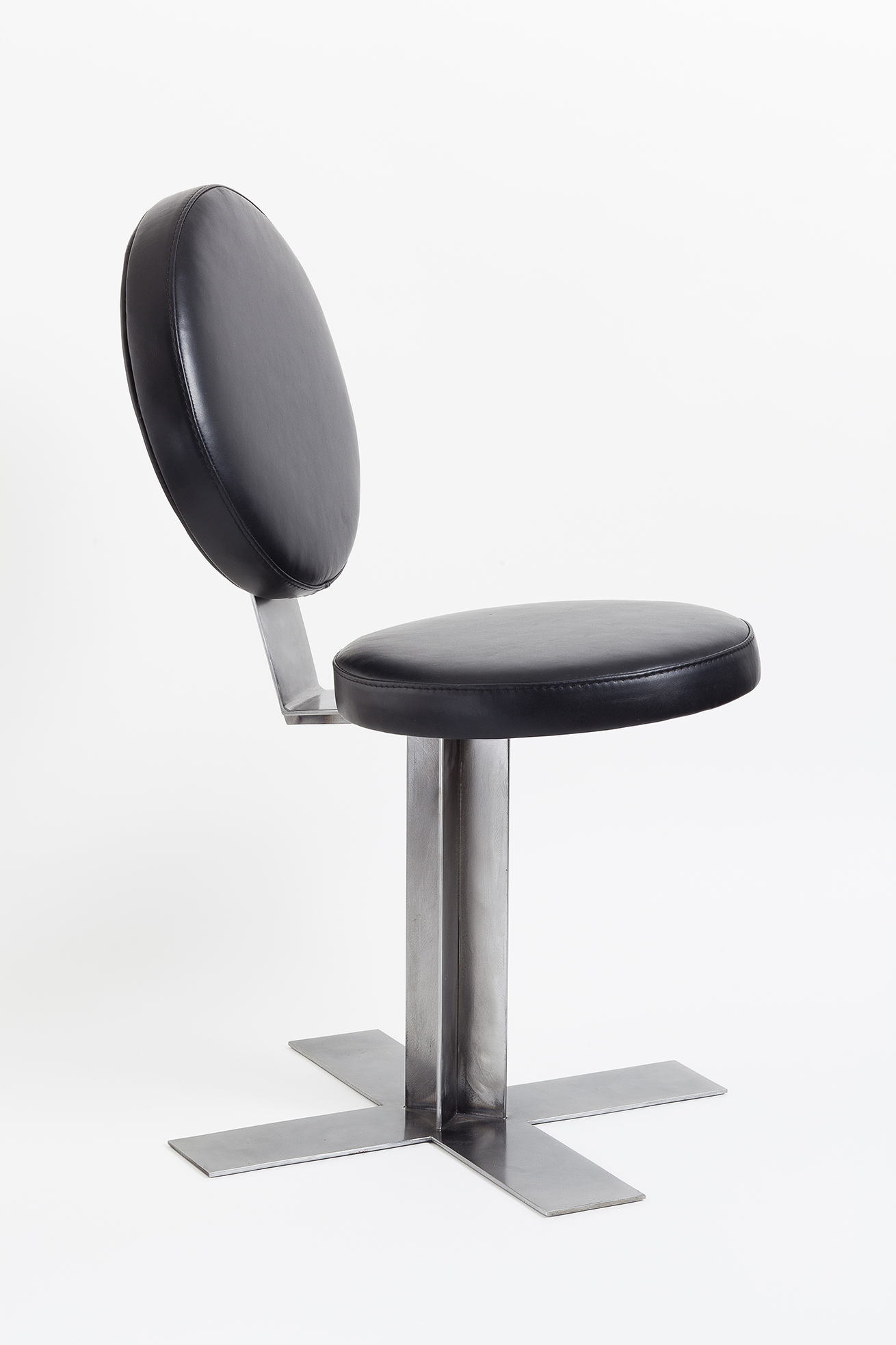Designer office chair in leather and metal