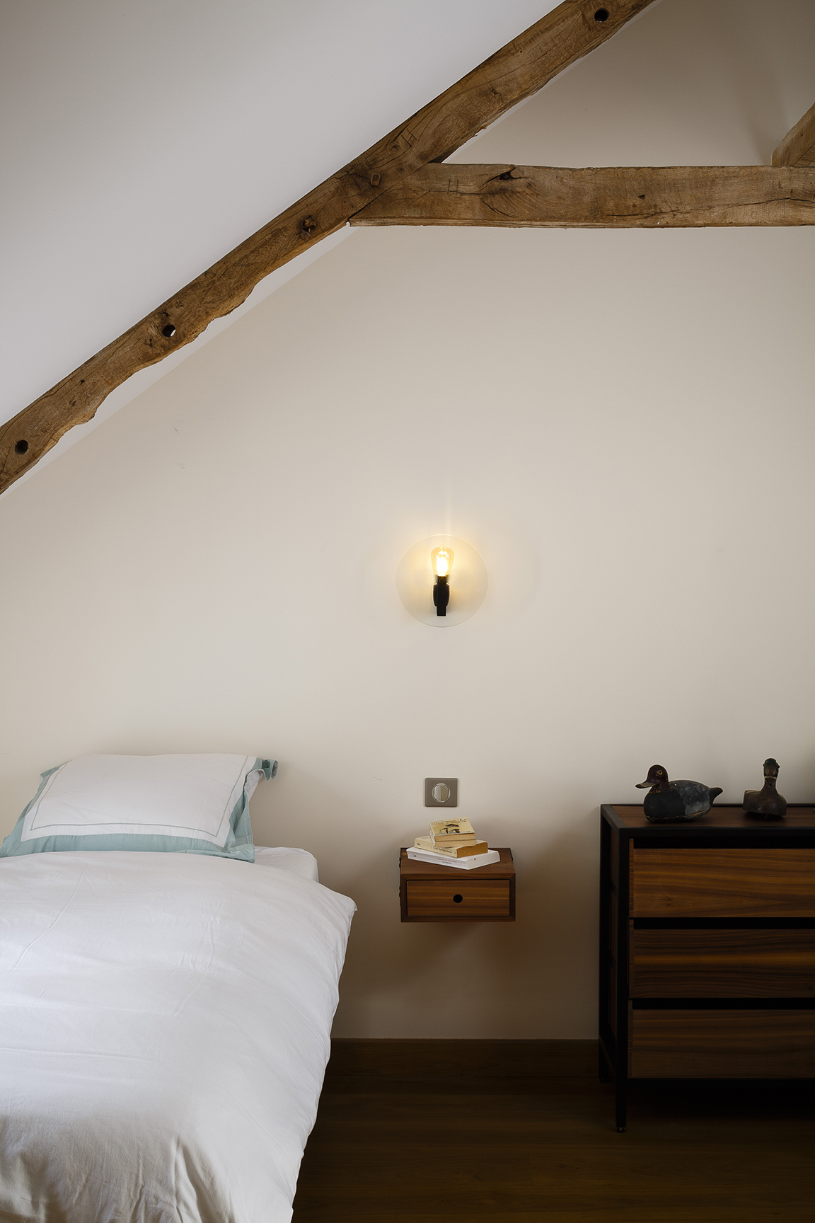 Designer wall-lamp in glass and mat black steel by Alex de Rouvray