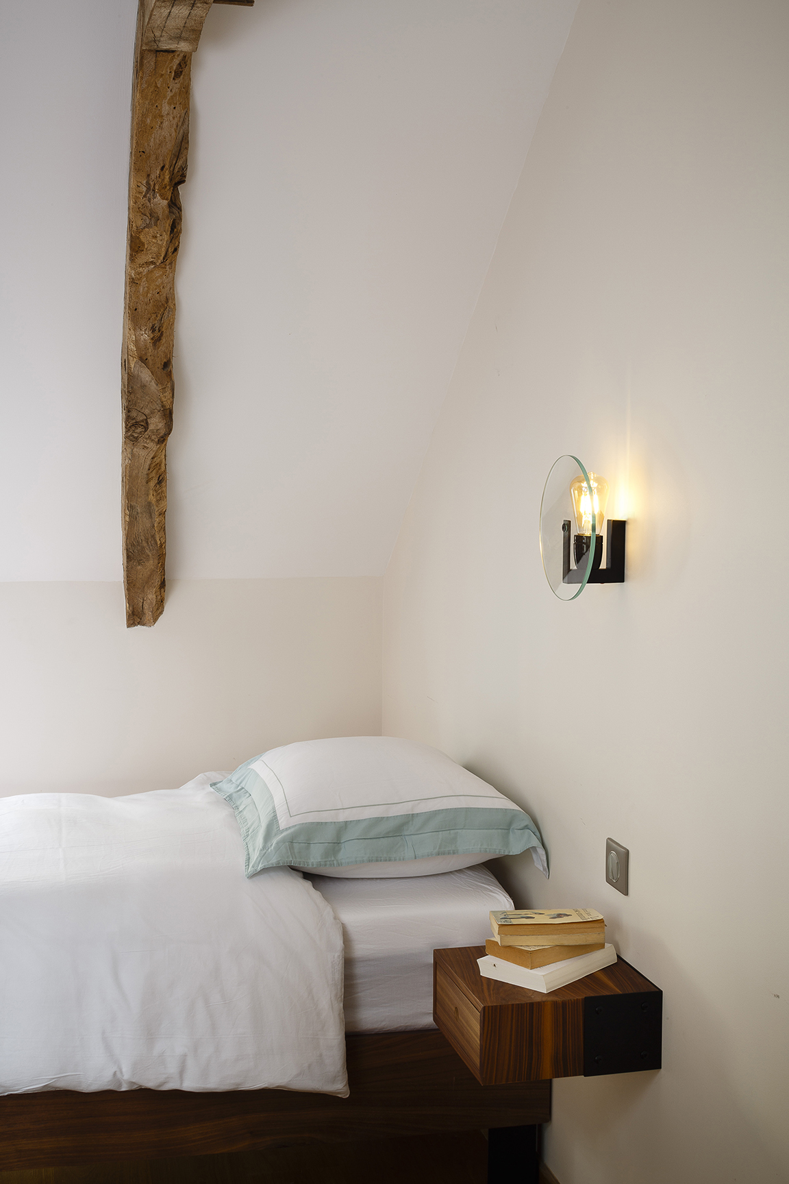 Designer wall-lamp in glass and mat black steel by Alex de Rouvray