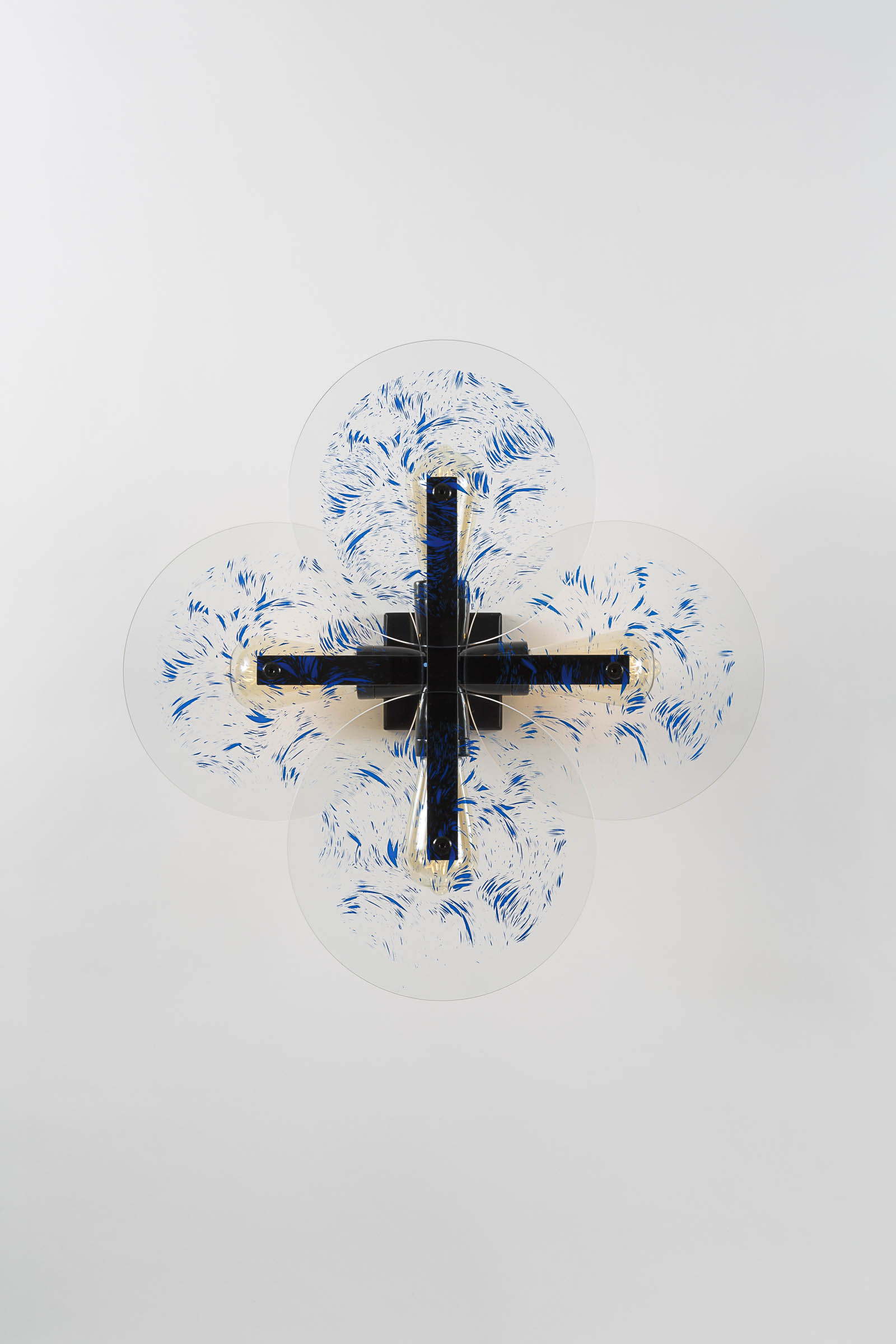 Plafonnier design Vaneau verre et métal noir par Alex de Rouvray avec Oeuvre d'Etienne de Fleurieu