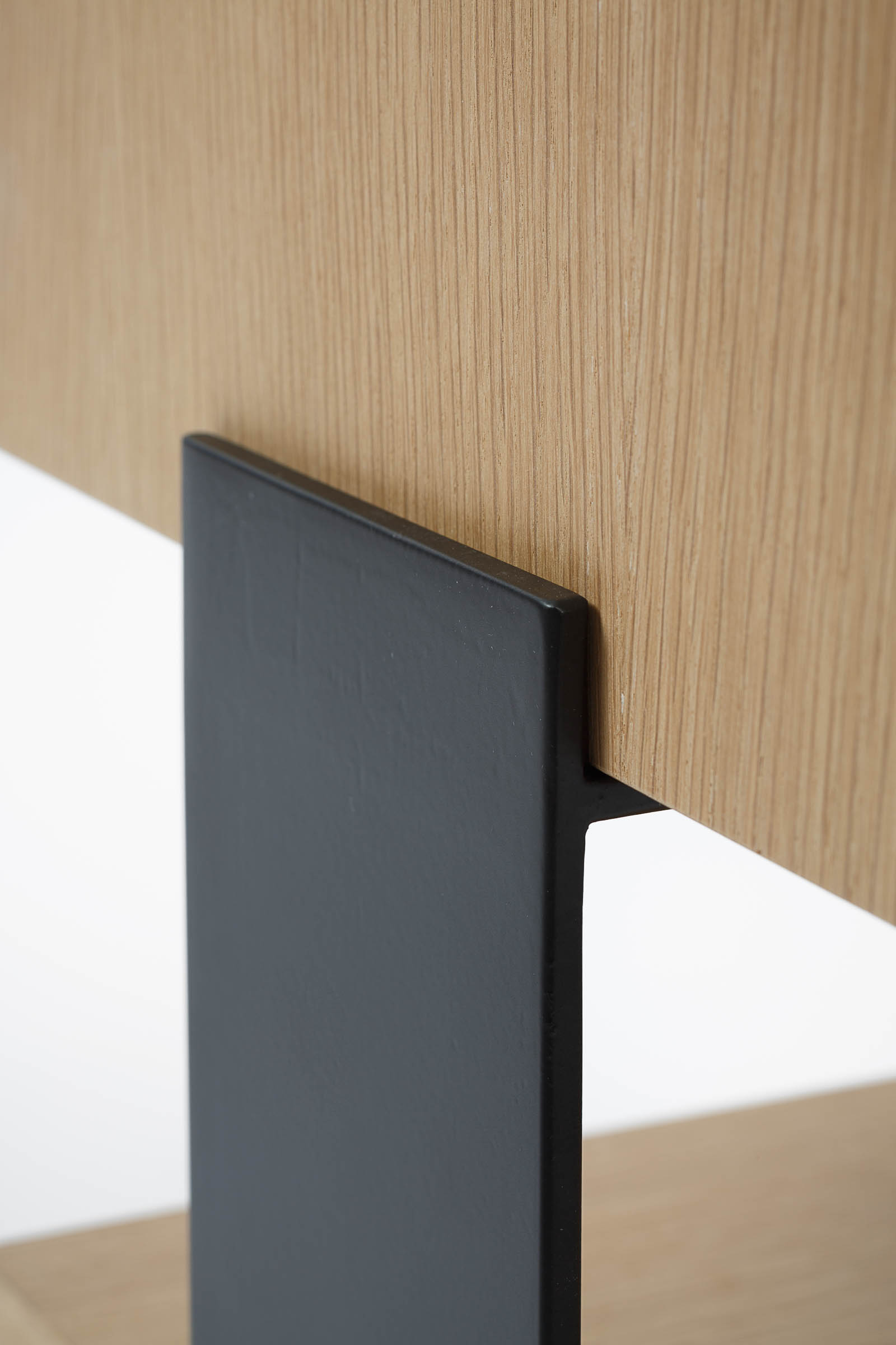 BD_B009647 Table de chevet bois et métal noir mat Mayet par Alex de Rouvray