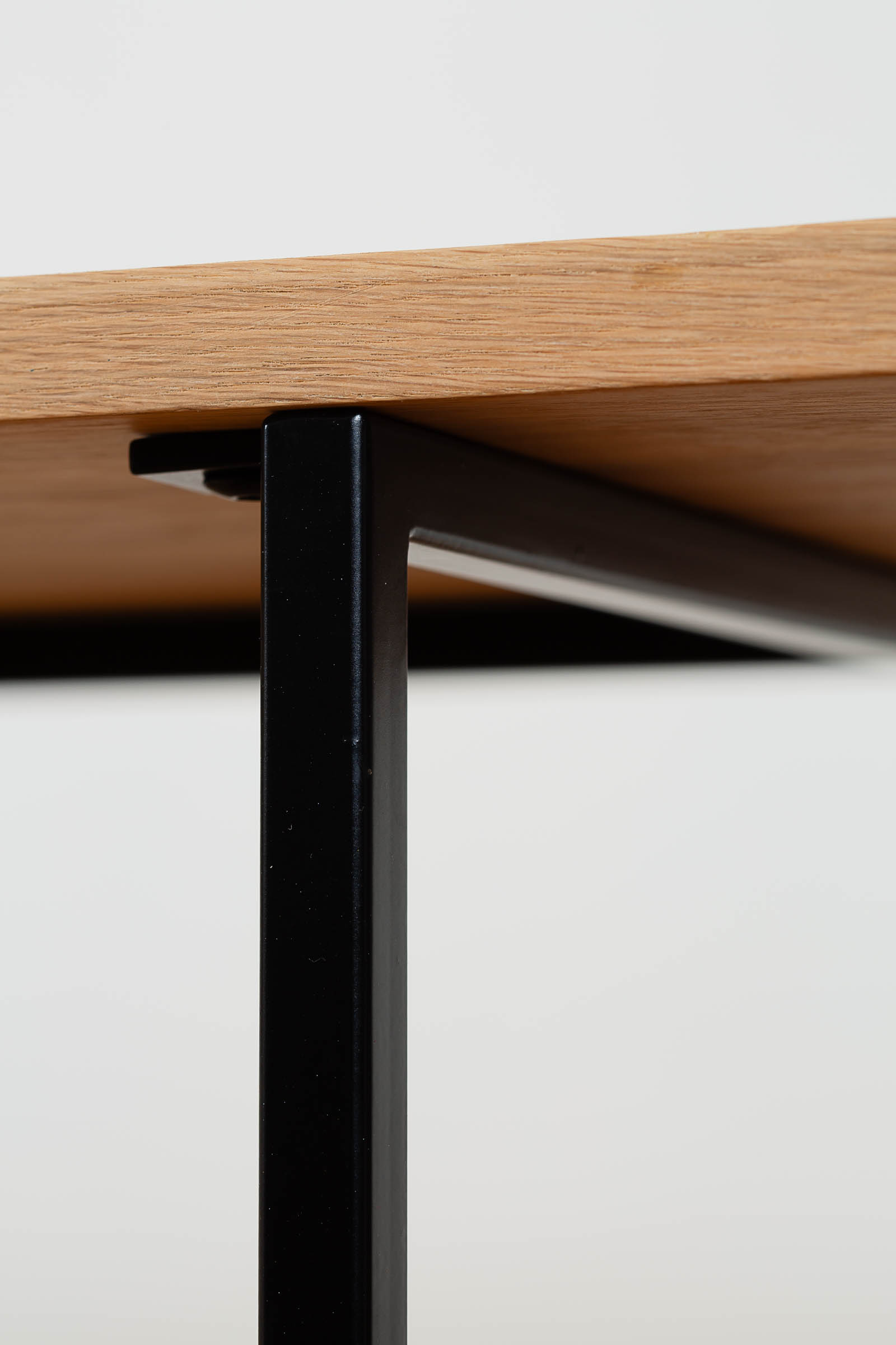 Table design épurée étroite bois et métal par Alex de Rouvray