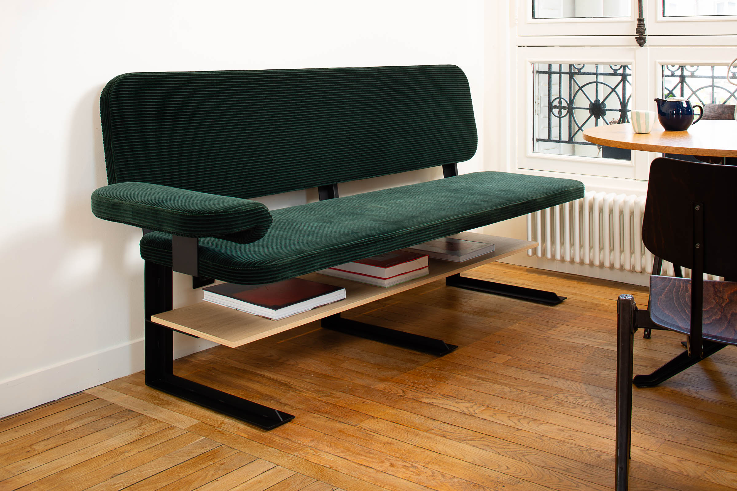 Banquette design Mayet par Alex de Rouvray en velours vert, chêne & métal noir