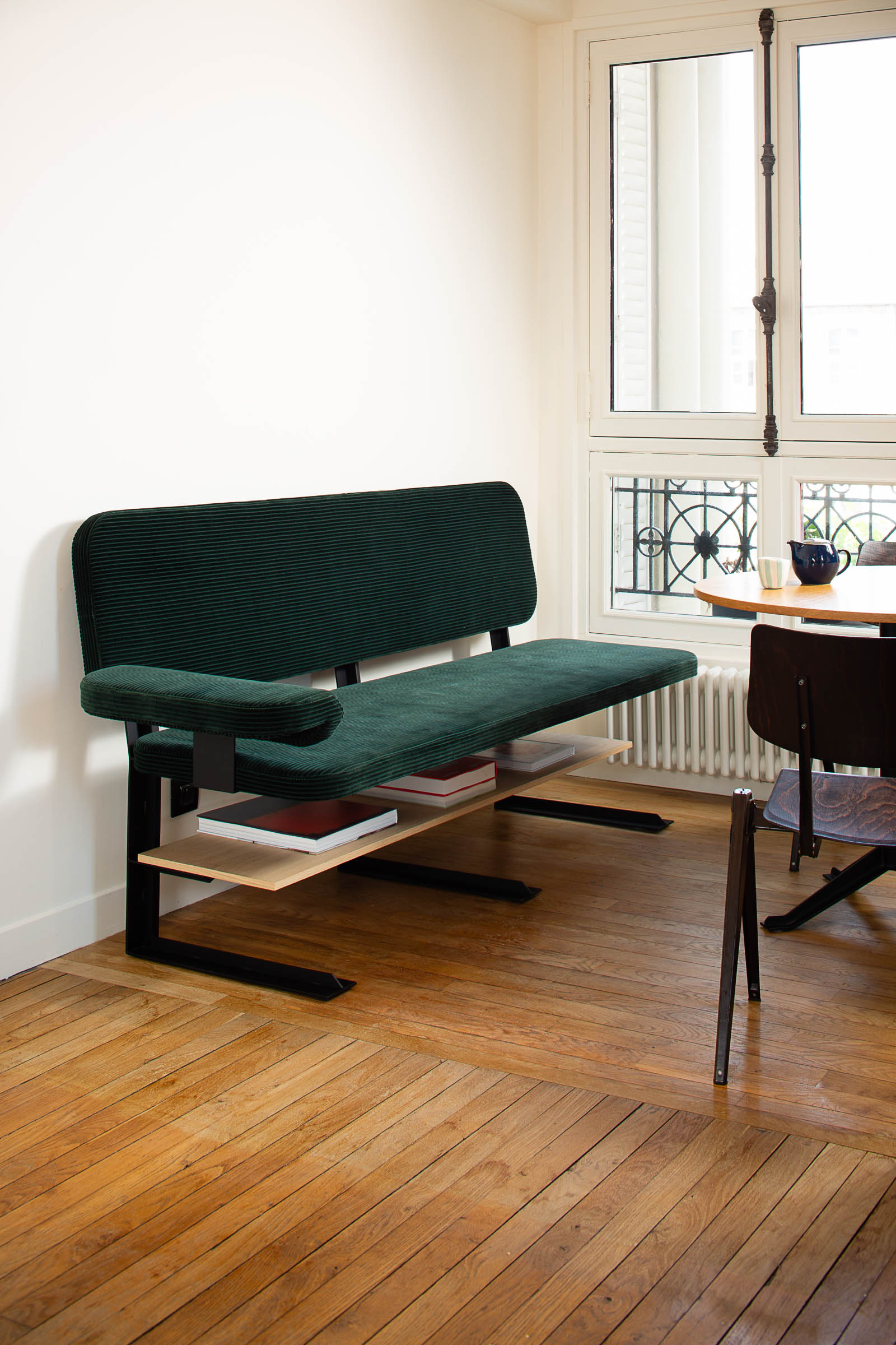 Banquette design Mayet par Alex de Rouvray en velours vert, chêne & métal noir