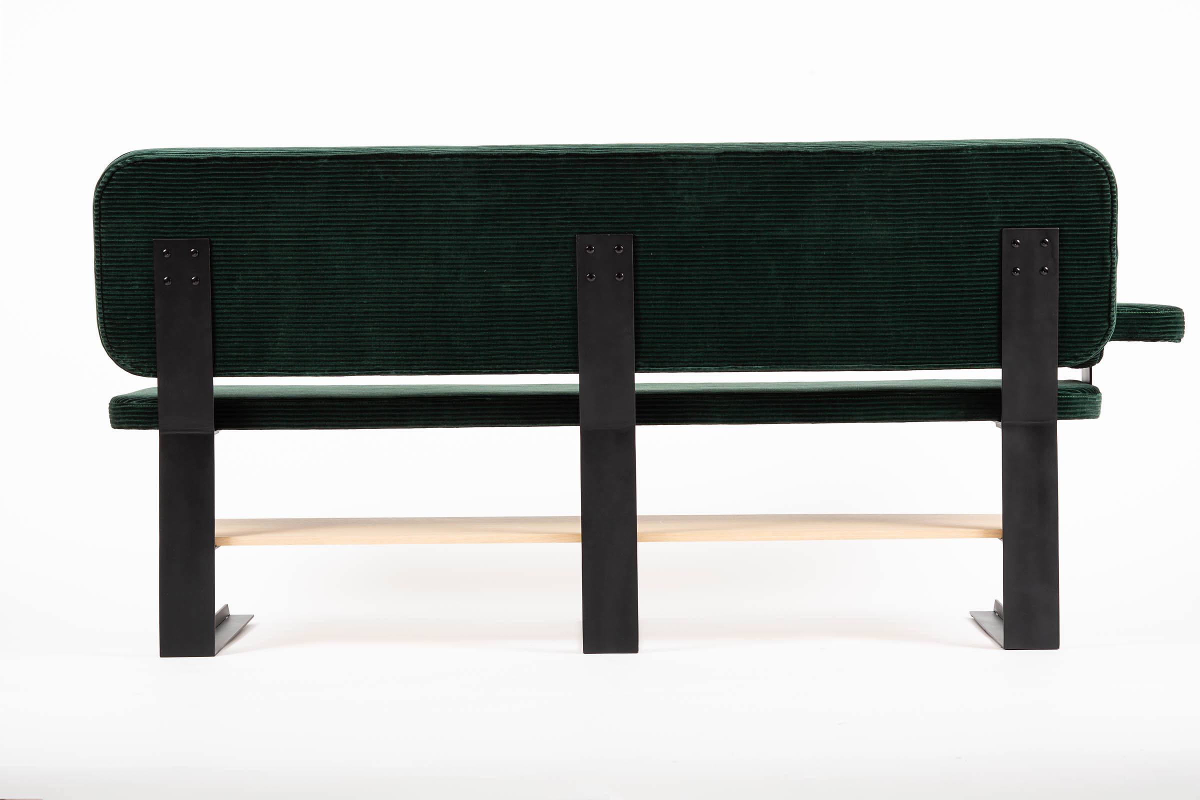 Banquette design Mayet par Alex de Rouvray en velours vert, chêne & métal noir