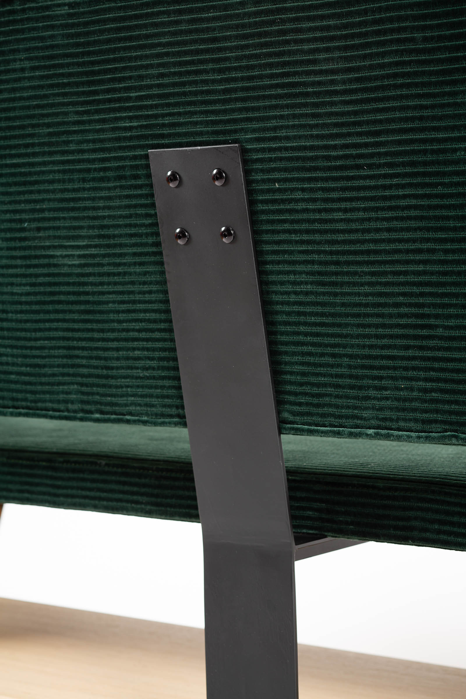 Banquette design Mayet par Alex de Rouvray en velours vert, chêne & métal noir