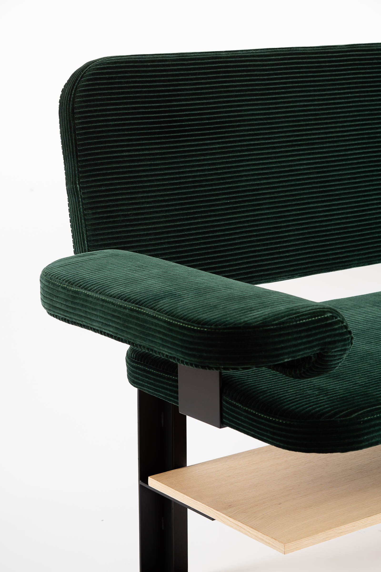 Banquette design Mayet par Alex de Rouvray en velours vert, chêne & métal noir