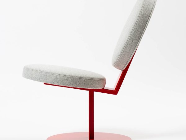 Chauffeuse petit fauteuil design feutre gris et acier rouge Mayet par Alex de Rouvray
